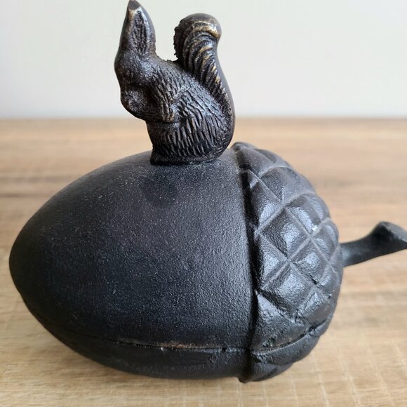 Cast iron squirrel on nut trinket dish with lid. - Picture 2 of 10